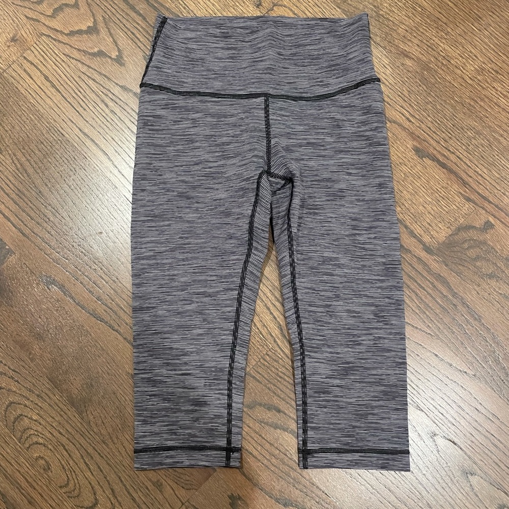 Lululemon sz 6 Black/Grey Knee Length Bikers-Excellent Cond!